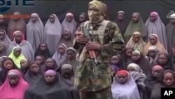 Wani shugaban Boko Haram tare da wasu 'yan matan Chibok da har yanzu suke hannusu