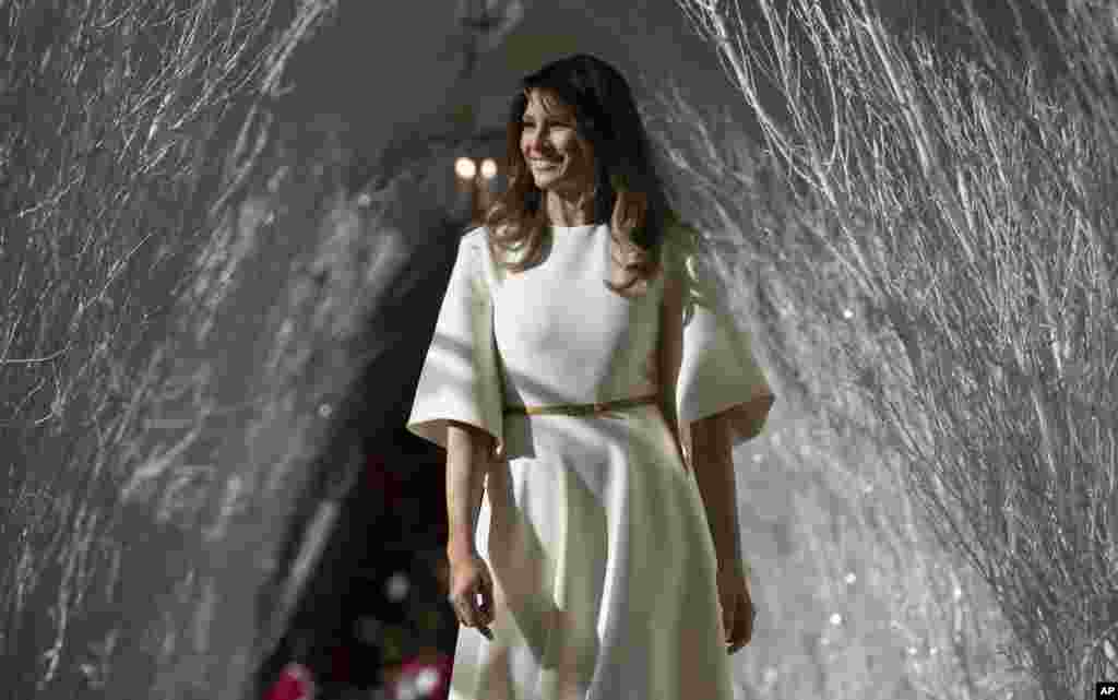 2017年11月27日,华盛顿白宫,第一夫人梅拉妮亚·特朗普(Melania Trump)走在东柱廊,穿行在作为圣诞节装饰的白色树枝之间。今年装饰的主题为“悠久传统”。