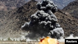 Ledakan terlihat setelah serangan udara pasukan koalisi terhadap sasaran militan Taliban di provinsi Nangarhar, Afghanistan (foto: ilustrasi). 