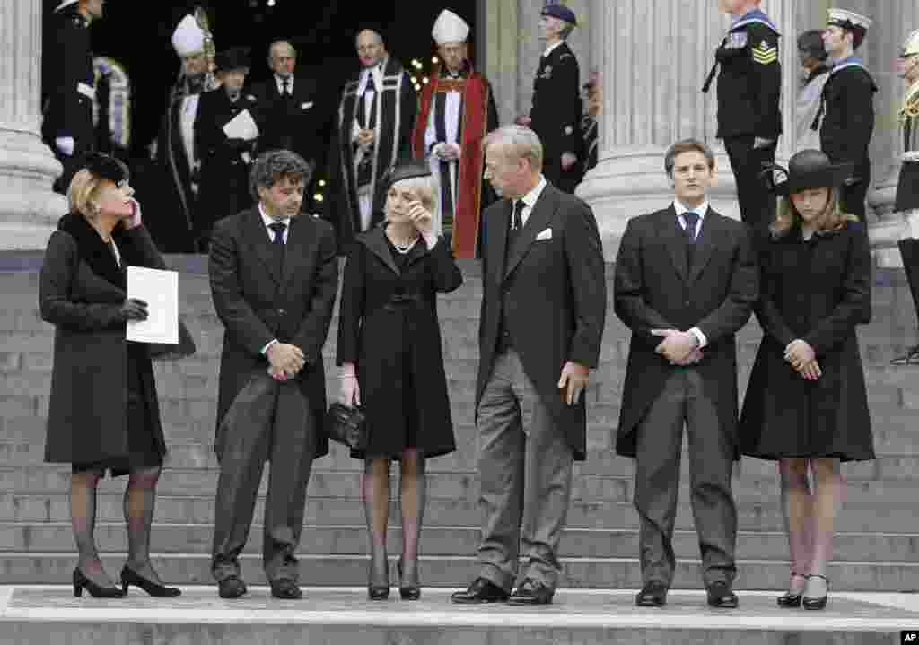 Anggota keluarga mendiang Margaret Thatcher, dari kiri: Carol Thatcher (anak perempuan Thatcher) dan Marco Grass, Sarah Thatcher (istri putra Thatcher, Mark), Mark Thatcher, dan cucu Thatcher Michael dan Amanda Thatcher seusai pemakaman mantan PM Inggris tersebut, 17 April 2013.