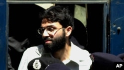 Ahmed Omar Saeed Sheikh, saat diadili di Karachi, Pakistan, 29 Maret 2002. (foto: dok)