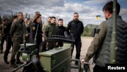 Presiden Ukraina Volodymyr Zelenskiy memeriksa peralatan dan senjata militer terbaru, di tengah serangan Rusia ke Ukraina, di wilayah Kyiv, Ukraina, 13 April 2024. (Foto: via Reuters)