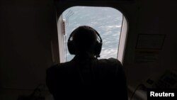Anggota AL Amerika di dalam pesawat Boing P-8A Poseidon, sedang mengamati Samudera Atlantik Selatan untuk mencari kapal selam Argentina, ARA San Juan, yang hilang di laut, 22 November 2017.