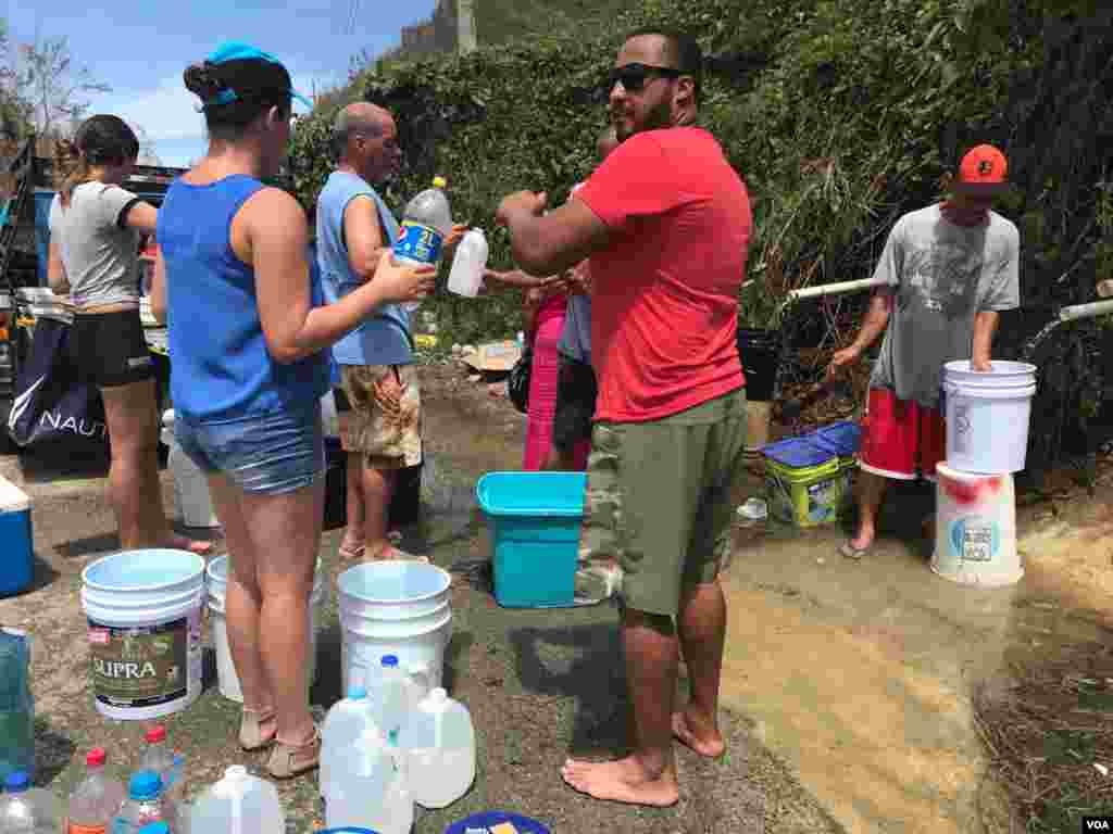 Residentes en Manatí, Puerto Rico, recogen agua de lluvia para aliviar la ausencia de agua potable y electricidad tras el paso del huracán María. (VOA/Celia Mendoza) 