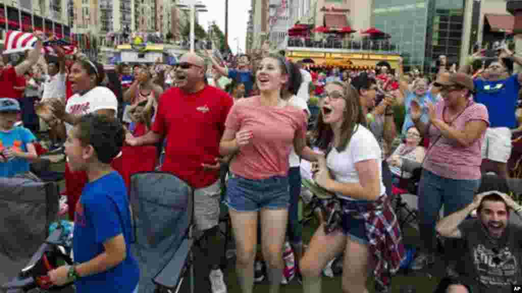 Les supporteurs de l’équipe américaine jubilent après le troisième but des Etats-Unis contre le Japon au cours de la première mi-temps de la finale de la Coupe du Monde de football Féminin de la FIFA, au National Harbor, Maryland, le 5 juillet 2015.