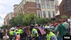 Marchas de ultraderechistas y antifascistas en Washington DC, en el aniversario del mitin de nacionalistas blancos en 2017 que terminó en violencia en Charlottesville, VA. (Alejandra Arredondo, VOA.)