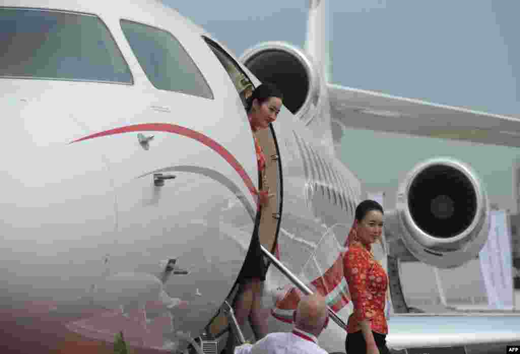 在位于上海虹桥机场的上海豪客太平洋商务航空服务中心举办的2013亚洲公务航空会议暨展览会上,中国东方航空公司的空姐参观了达索猎鹰公司的飞机后走下飞机(2013年4月16日)。2018年1月,在台湾不核准中国两家航空公司的春节包机之后,中国国台办发言人马晓光表示,此举将损害台湾民众回乡过节的权益,非常不得人心。 