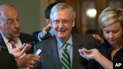 参议院多数党领袖米奇·麦康奈尔公布共和党医保草案后面带微笑离去，2017年6月22日