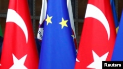 Bendera Turki dan Uni Eropa saat pertemuan Presiden Turki Tayyip Erdogan dan Presiden Dewan Eropa Chalres Michel, di Brussels, Belgia, 9 Maret 2020.