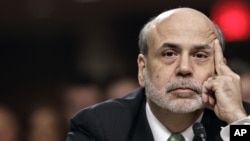 Como presidente de la Reserva Federal, Ben Bernanke, tiene la doble misión de combatir la inflación y propiciar el pleno empleo.