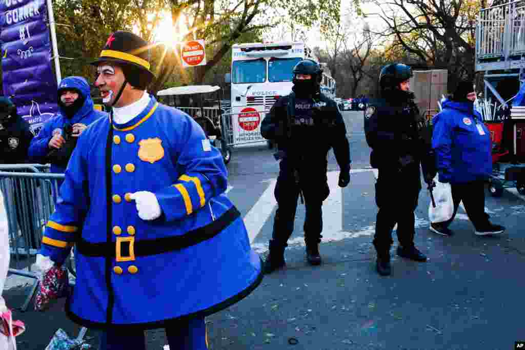 La policía toma posición a lo largo de la ruta, antes del inicio del desfile No. 92º de Macy's.