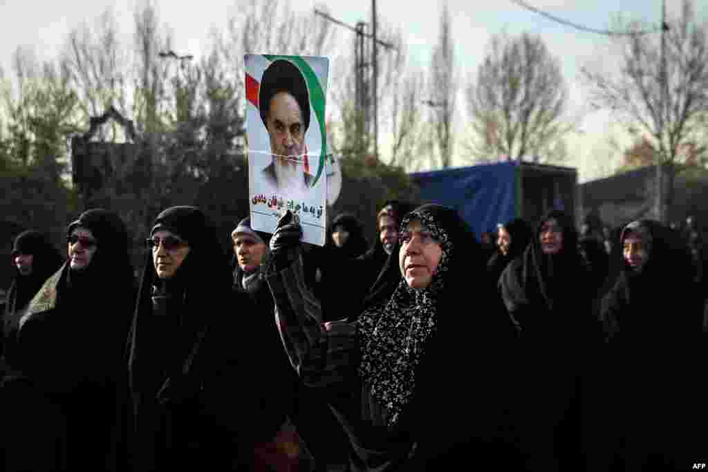 Iranians chant slogans as they march in support of the government near the Imam Khomeini grand mosque in the capital Tehran, Iran, Dec. 30, 2017. Tens of thousands of regime supporters marched in cities across Iran in a show of strength for the regime after two days of angry protests directed against the country's religious rulers.