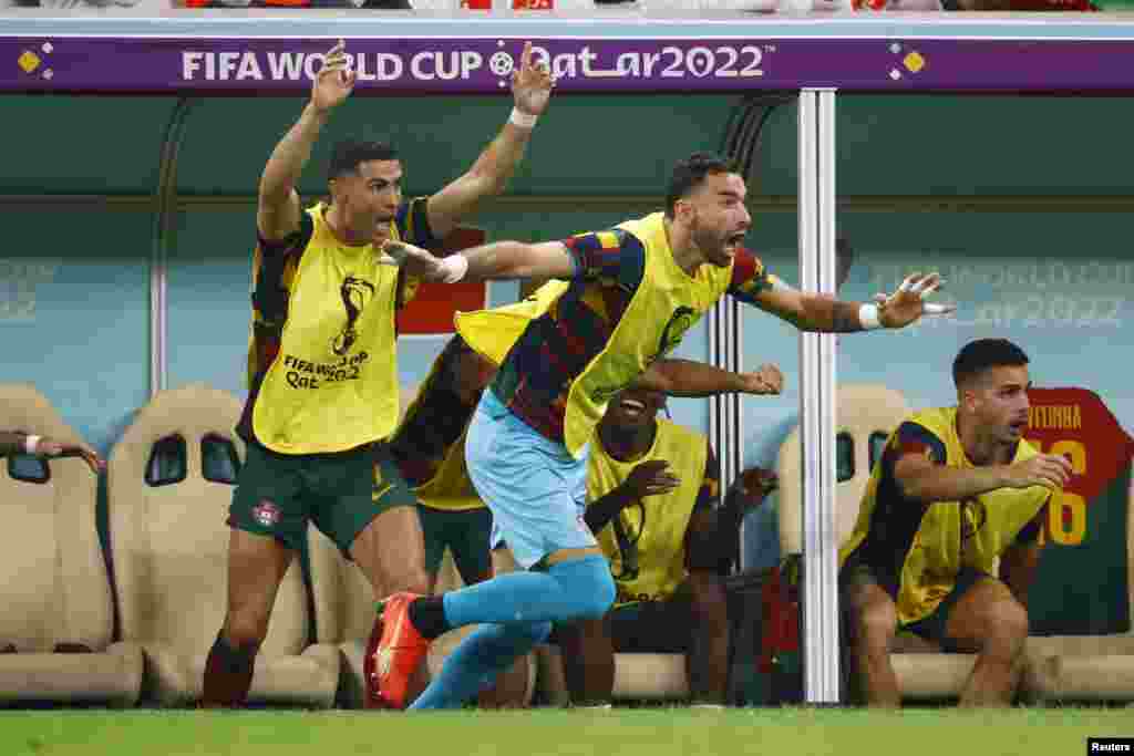 A pesar de ser suplente, la estrella lusitana festejó con sus compañeros los primeros goles que anotó Portugal en el primer tiempo.