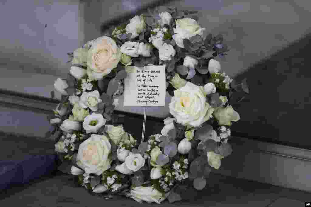 Britaniya muxolifati - Ishchilar partiyasi lideri Jeremi Korbin yuz bergan otishma yuzasidan hamdardlik bildirib, Yangi Zelandiya vakolatxonasi kiraverishiga gulchambar qo'ydi. London