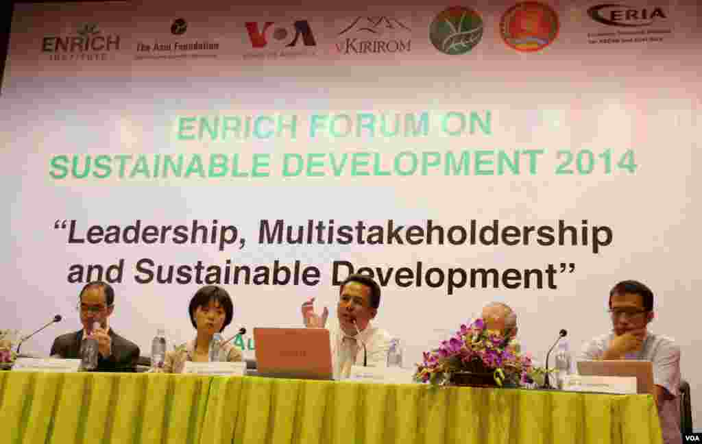 Dr. Kem Ley, an independent social analyst and guest speaker in this forum, discusses the topic ‘development challenges in Cambodia and the Mekong Sub-region’. (Nov Povleakhena/VOA Khmer)