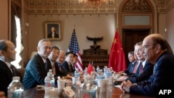 Ujumbe wa Marekani, akiwemo Mwakilishi wa Biashara wa Marekani Robert Lighthizer (wapili kulia) na Waziri wa Biashara Wilbur Ross (kulia) wakiwa katika mazungumzo na ujumbe wa China wakiwa na naibu Waziri Mkuu Liu He (wapili kushoto) Washington, DC, Januari 30, 2019