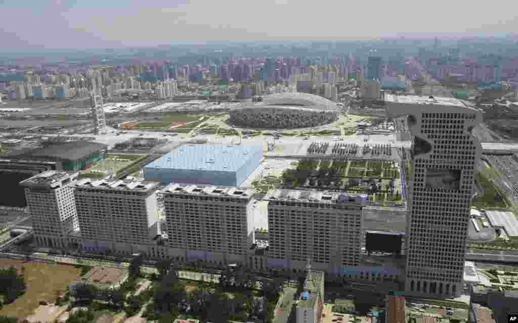 在北京奥林匹克公园,在“鸟巢”和“水立方”体育馆附近,5座楼房组成龙形的盘古大观楼群。郭文贵在他发布的视频中指控潘石屹曾经勾结官员,试图抢走他的盘古大观。潘石屹在博文中否认郭文贵的说法,介绍了2006年他和其他几家地产商投标北京的“摩根中心”,即后来的盘古大观的情况。他写道,2006年5月,“北京市政府依法收回了‘摩根中心’土地,要在土地市场上公开拍卖。……当时‘摩根中心’还是个烂尾楼,政府压力很大。我们按照政府规划的要求,做了规划设计并制作了模型去投标。当时政府批准的规划是没有那座高楼的,只有三个板楼。郭文贵建成之后,又多出了一座高楼,不知怎么合法的。”