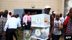 A man carries a ballot box in Malabo on April 23, 2016 on the eve of the first round of the Equatorial Guinea presidential elections.