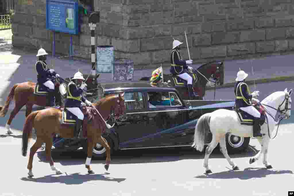 Police on horseback accompany Zimbabwean President Robert Mugabe's Rolls Royce during the opening of the 5th session of the last parliament in Harare, Sept. 12, 2017.