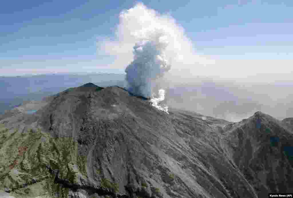 Gumpalan asap dan abu dari gunung berapi Ontake di Jepang tengah (28/9).