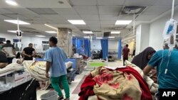 Wagonjwa na wafanyakazi wa afya ndani ya hospitali ya Al-Shifa huko Gaza City. November 10, 2023.