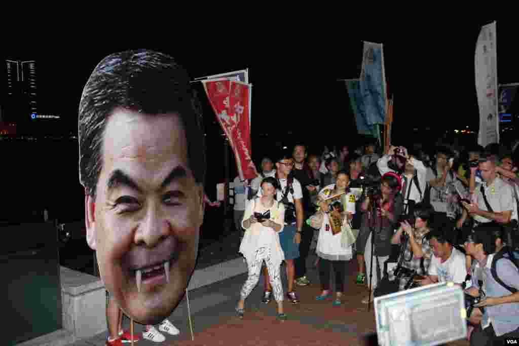學聯發起抗議梁振英拒絕對話公民抗命遊行和留守禮賓府(美國之音圖片/海彥拍攝)