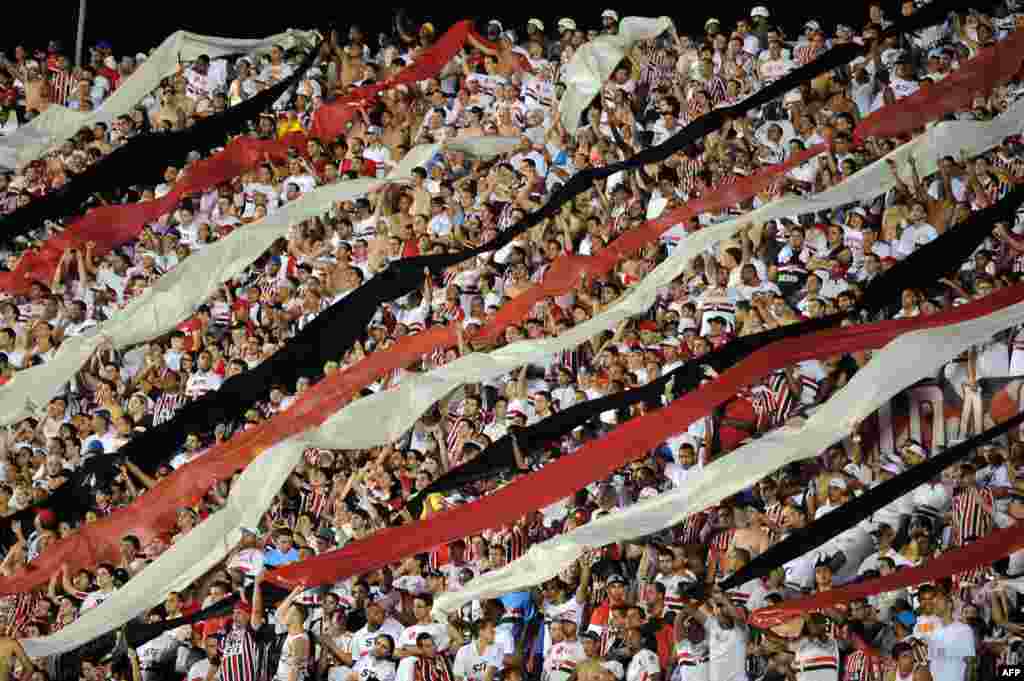 Supporters of Brazilian Sao Paulo cheer their team during the 2013 Copa Sudamericana first leg football match against Brazil's Ponte Preta held at Morumbi stadium, Sao Paulo, Nov. 20, 2013.