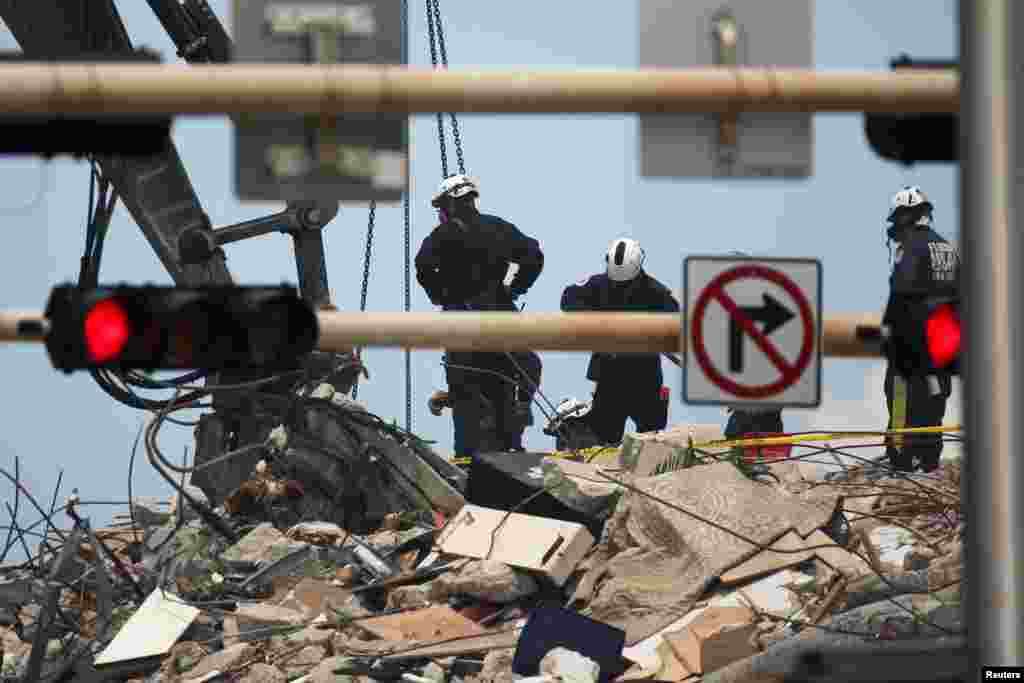 Los socorristas continúan las operaciones de búsqueda y rescate de los sobrevivientes.