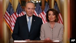 Ketua DPR AS Nancy Pelosi (kanan) dan Pemimpin Minoritas Senat Chuck Schummer berpose di hadapan fotografer setelah berbicara di Capitol Hill menanggapi pernyataan Presiden Donald Trump mengenai keamanan perbatasan di Washington, 8 Januari 2019.
