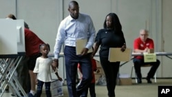 Kandidat gubernur Florida dari Demokrat, Andrew Gillum, bersama keluarga di sebuah TPS di Tallahassee, Florida, 6 November 2018.