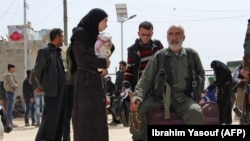 Des Syriens évacués dans un camp de personnes déplacées à Maaret al-Ikhwan, dans la province syrienne d'Idlib, le 23 mars 2018.