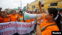 ក្រុម​កម្មករ​រោង​ចក្រ​កាត់​ដេរ​សម្លៀក​បំពាក់​​​ស្រែក​ពាក្យស​ស្លោក​ក​និង​កាន់​​​បដា​នៅ​ក្នុង​​ការ​​​ចាប់​ផ្តើម​ដំបូង​​នៃ​​​យុទ្ធនាការ​ដំឡើង​​ប្រាក់​ឈ្នួល​ដល់​ក្រុម​កម្មករ​ឲ្យ​​បាន​ដល់​១៧៧​ដុល្លារ​ក្នុង​មួយ​ខែ កាល​ពី​ថ្ងៃ​​ពុធ ទី​១៧ ខែ​កញ្ញា ឆ្នាំ​២០១៤។​ (Reuters)