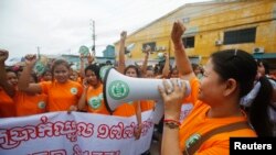  ក្រុម​កម្មករ​រោង​ចក្រ​កាត់​ដេរ​សម្លៀក​បំពាក់​​​ស្រែក​ពាក្យស​ស្លោក​ក​និង​កាន់​​​បដា​នៅ​ក្នុង​​ការ​​​ចាប់​ផ្តើម​ដំបូង​​នៃ​​​យុទ្ធនាការ​ដំឡើង​​ប្រាក់​ឈ្នួល​ដល់​ក្រុម​កម្មករ​ឲ្យ​​បាន​ដល់​១៧៧​ដុល្លារ​ក្នុង​មួយ​ខែ កាល​ពី​ថ្ងៃ​​ពុធ ទី​១៧ ខែ​កញ្ញា ឆ្នាំ​២០១៤។​ (Reuters)