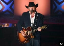 ARCHIVO - El homenajeado Toby Keith se presenta en la 46° Gala Anual de Inducción y Premios del Salón de la Fama de los Compositores en el Marriott Marquis el 18 de junio de 2015, en Nueva York.