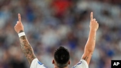 En la última jornada del Grupo A de la Copa América, Argentina aseguró su pase a cuartos de final con puntaje perfecto al derrotar 2-0 a Perú gracias a un doblete de Lautaro Martínez. 