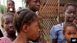 De jeunes filles sur la rue à Conakry, 19 janvier 2015. (AP Photo/Youssouf Bah, File)