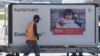 工人正在装卸从中国抵达巴西圣保罗机场的一批新冠病毒疫苗。（2020年12月18日）
