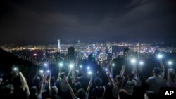 9月13日香港山頂手機與人鏈構成遊客一道景點。