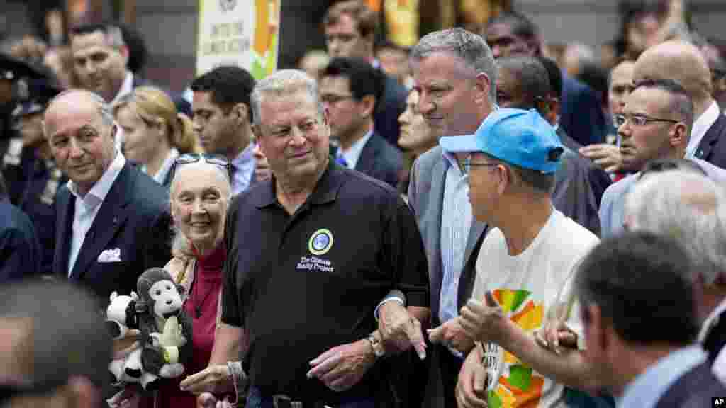 Dari kiri ke kanan: Menteri Luar Negeri Perancis Laurent Fabius, primatologis Jane Goodall, mantan Wakil Presiden Al Gore, Walikota New York City Bill de Blasio, dan Sekretaris Jenderal PBB Ban Ki-moon berpartisipasi dalam Pawai Iklim Rakyat di New York (21/9). (AP/Craig Ruttle)