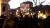 Warga AS berkumpul di Acacia Park untuk mengenang para korban penembakan massal di klub malam LGBTQ "Club Q" di kota Colorado Springs, Colorado, AS 21 November 2022 (foto: dok). 