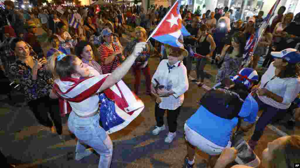 Jovens cubanos nascidos no exílio celebram a morte do ditador, Flórida (EUA) 26 Nov 2016 