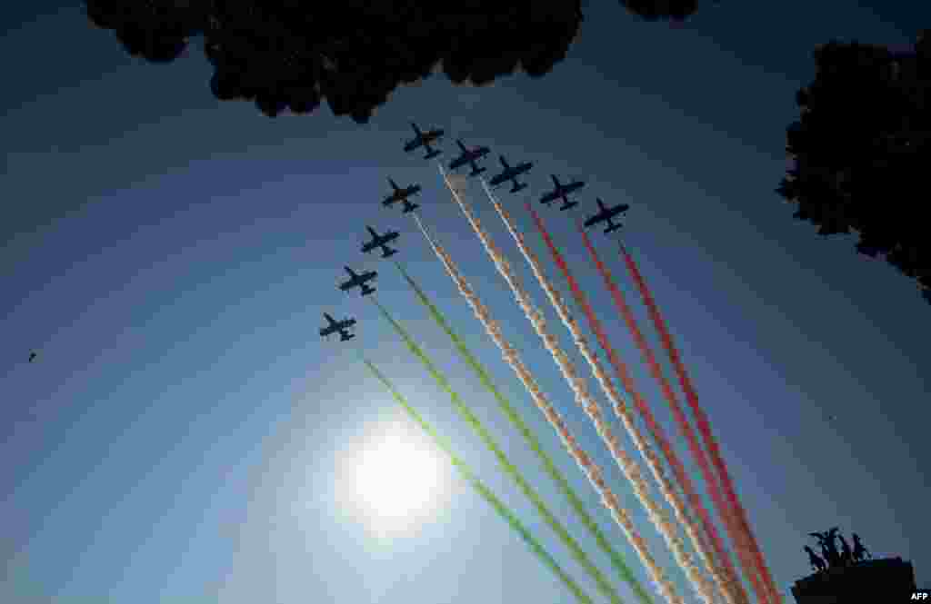 Tim akrobat Angkatan Udara Italia membentuk formasi 'Frecce Tricolori' dengan tiga warna bendera Italia di Roma, Italia.
