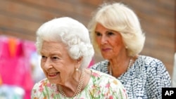 Ratu Elizabeth II dan Camilla, Duchess of Cornwall, saat hadir pada KTT G7 di Cornwall, Inggris 11 Juni 2021 (foto: dok). 