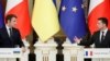 El presidente francés, Enmanuel Macron (izq.) sostiene un encuentro con su par ucraniano Vladimir Zelensky, el 8 de febrero de 2022 en Kiev, capital de Ucrania.