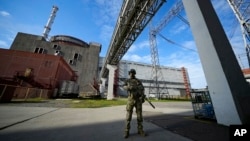 Російський військовий на території Запорізької АЕС. 1 травня 2022 року. ЗАЕС — найбільша атомна станція в Європі — з перших днів вторгнення перебуває під контролем російських військових. (AP)