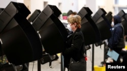 Para pemilih memberikan suara mereka untuk pemilihan utama presiden di kantor Dewan Pemilihan Daerah Franklin, Ohio, AS, 28 April 2020. (Foto: Reuters)