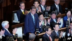 ARCHIVO - Los legisladores aplauden mientras el primer ministro japonés, Shigeru Ishiba, de pie, fue elegido nuevo primer ministro en una sesión parlamentaria especial de la Cámara Baja, el 11 de noviembre de 2024 en Tokio.