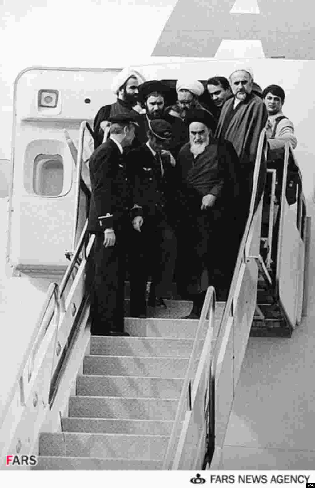 آیت الله حسن لاهوتی - آبان ماه سال ۱۳۶۰ در پی بازداشت فرزندش ، وحید به اتهام همکاری با سازمان مجاهدین خلق ایران بدستور اسدالله لاجوردی ، دادستان وقت انقلاب تهران بازداشت شد . آقای لاهوتی چند روز بعد و طبق آنچه که مقامات دلیل آنرا سکته اعلام کردند در زندان درگذشت. اعضای خانواده او بعدها این مرگ را مشکوک دانسته و گفتند که بنا به گزارش پزشکی قانونی آثار سم در بدن او دیده شده بود.
