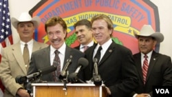 El actor Chuck Norris, junto a su hermano Aaron, en la ceremonia de nombramiento.