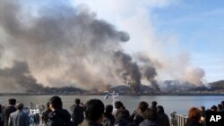 지난 2010년 11월 23일 북한의 포격을 받은 한국 연평도에서 검은 연기가 피어오르고 있다.